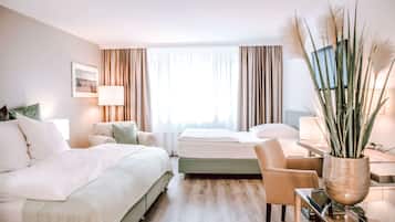 Comfort-Dreibettzimmer | 1 Schlafzimmer, hochwertige Bettwaren, Schreibtisch