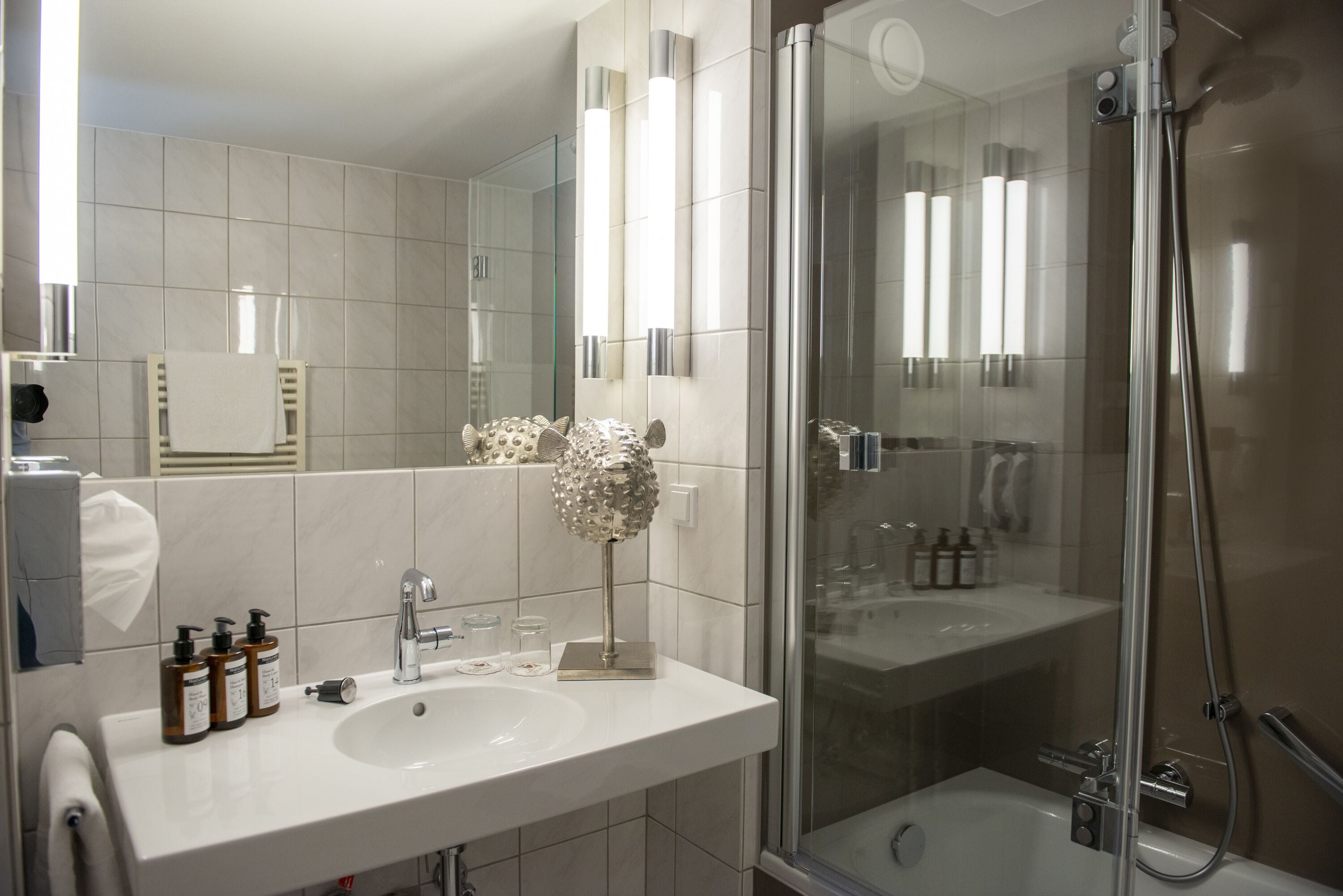 design double room | bathroom | free toiletries, hair dryer, slippers, towels