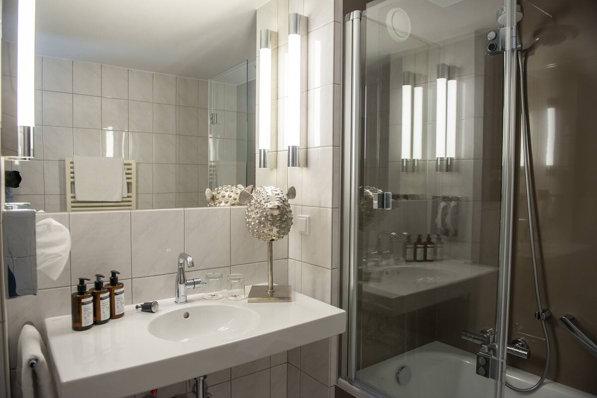 design double room | bathroom | free toiletries, hair dryer, slippers, towels