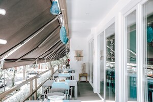 Daily buffet breakfast (EUR 19.5 per person)