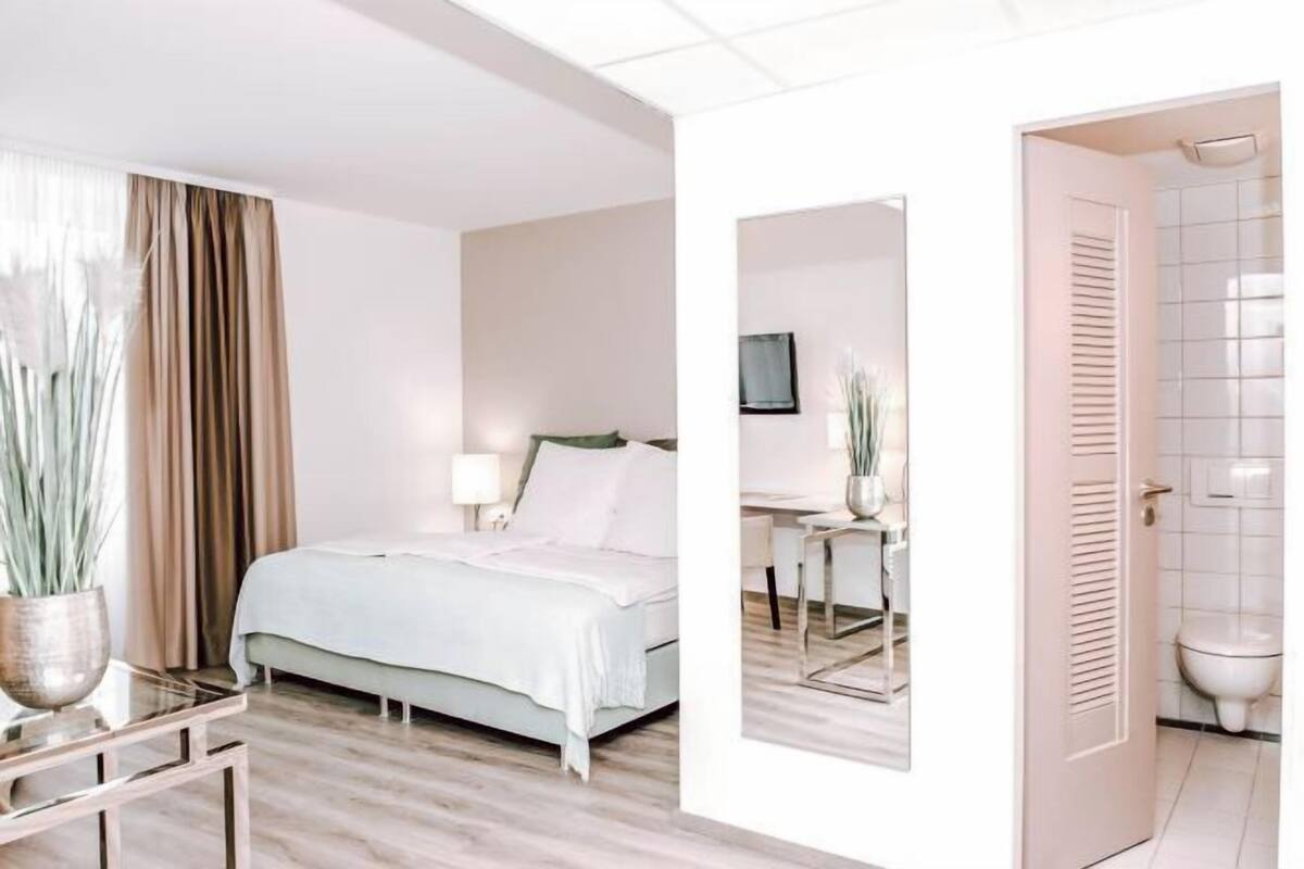 Premium bedding, desk, blackout drapes, soundproofing