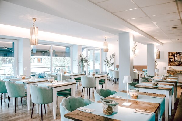 Daily buffet breakfast (EUR 19.5 per person)