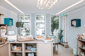 Tägliches Frühstücksbuffet (19.5 EUR pro Person)