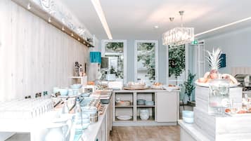 TĂ€gliches FrĂŒhstĂŒcksbuffet (19.5 EUR pro Person)