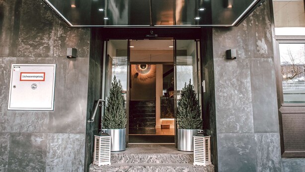 The entrance to Hotel Concorde with a modern design, featuring a glass facade and a prominent sign above the entrance. - Hotel Concorde (Bad Soden am Taunus)
