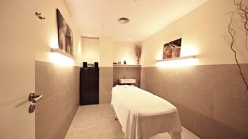 Sauna, hot tub, steam room, Turkish bath/hammam, body treatments