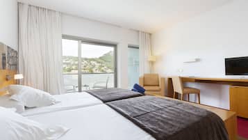 Superior kamer, gedeeltelijk uitzicht op zee (Spa Access) | Luxe beddengoed, donzen dekbedden, een minibar, een kluis op de kamer