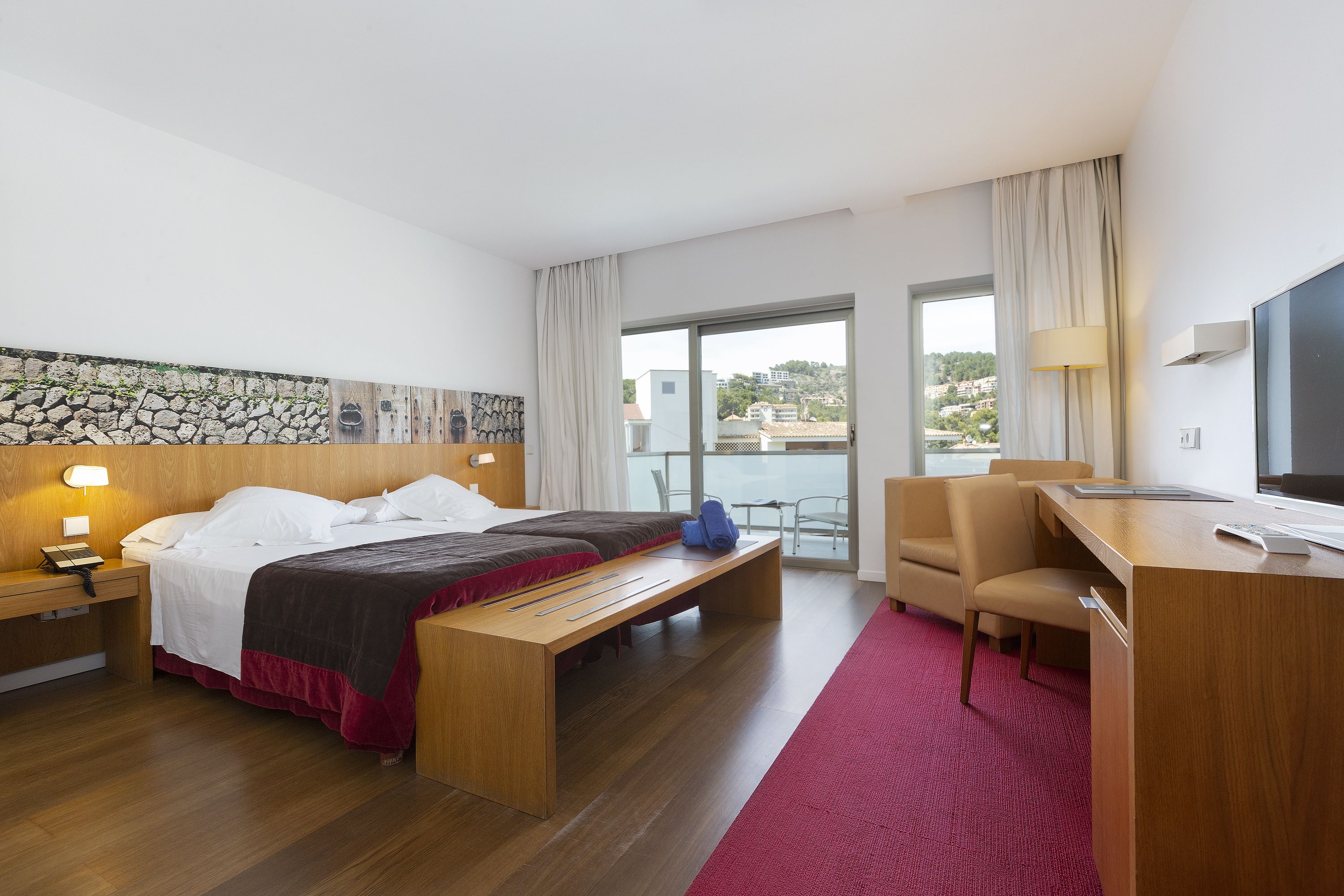 1 bedroom, premium bedding, down duvets, minibar