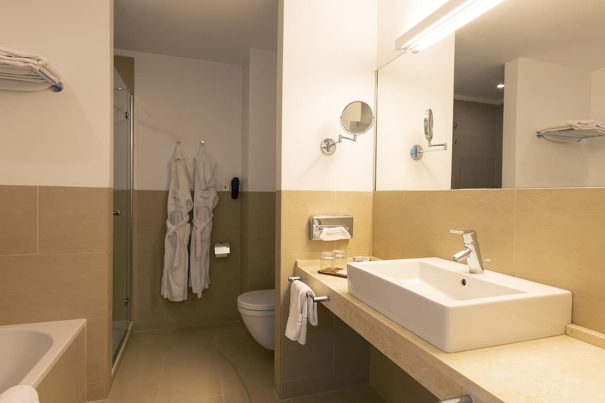 superior room, partial sea view (spa access) | bathroom | free toiletries, hair dryer, bathrobes, slippers