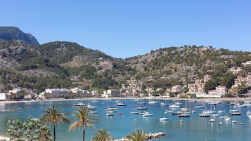 Beach nearby, sun-loungers, beach umbrellas, beach towels