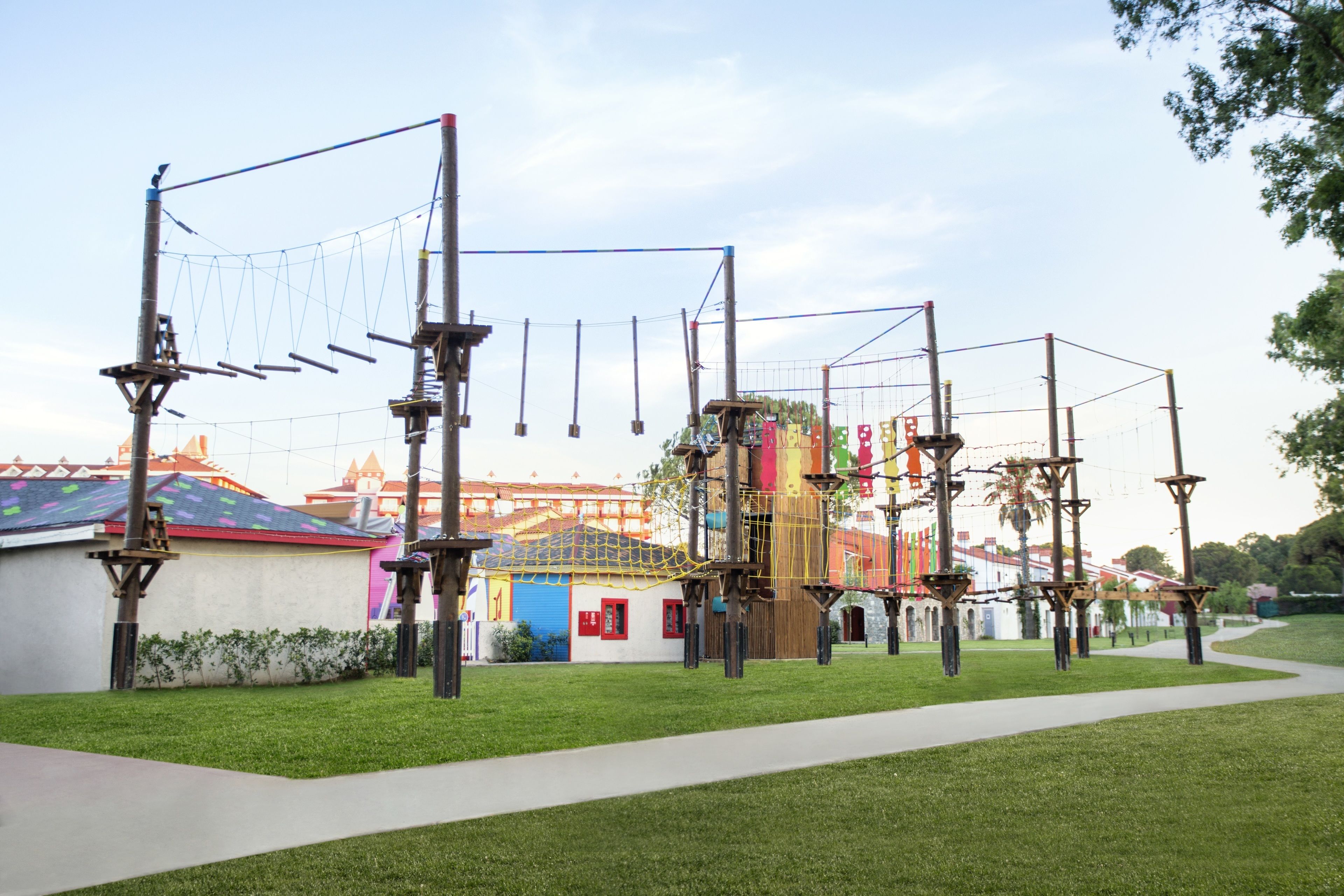 Un parque infantil con puentes de cuerda y estructuras para escalar.