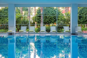 Piscina interna, 3 piscinas externas, guarda-sóis, espreguiçadeiras