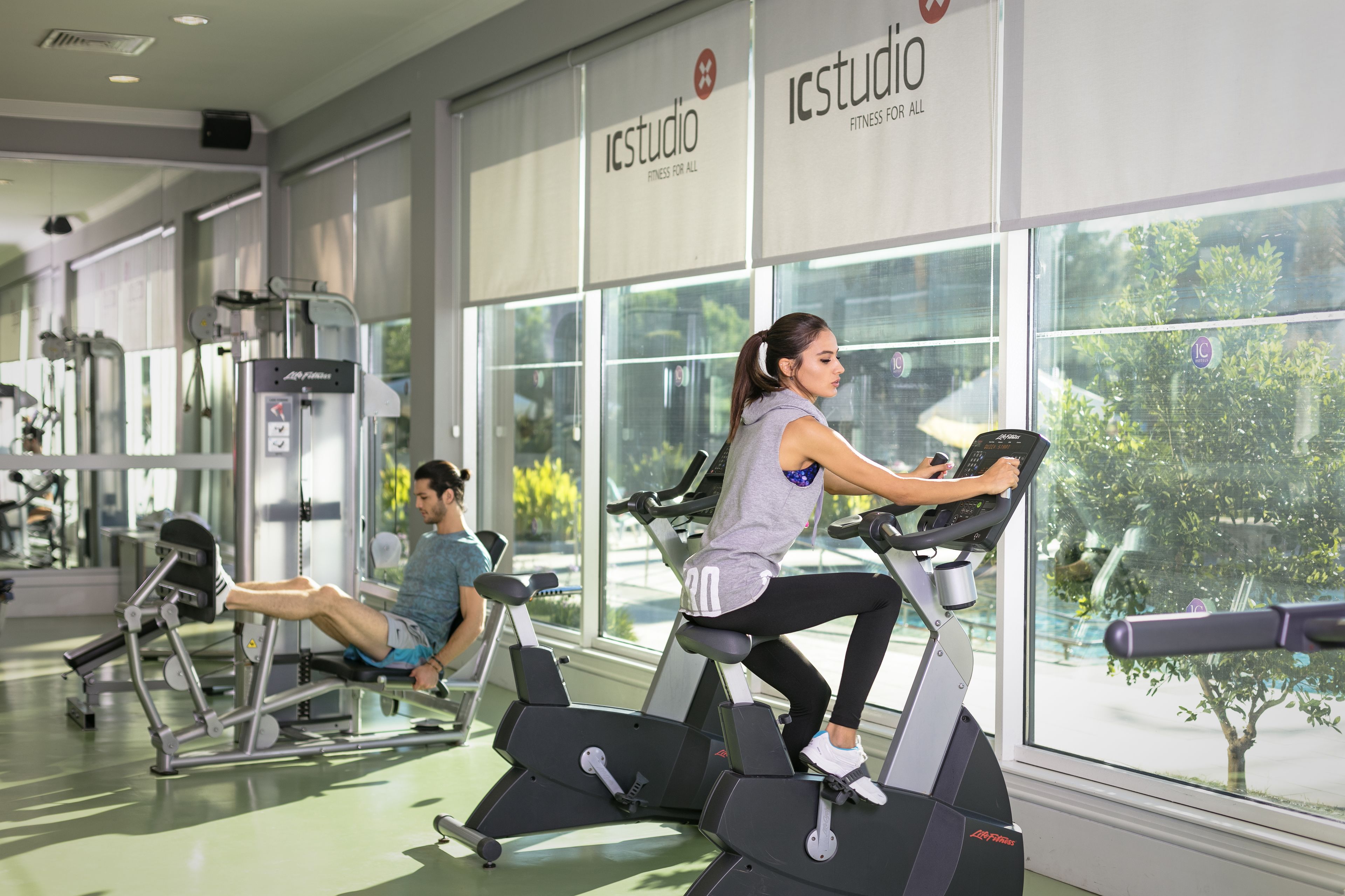 Ein Fitnessstudio mit Cardiogeräten und Gewichten.