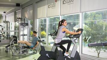 Ein Fitnessstudio mit Cardiogeräten und Gewichten.