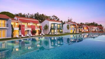 Indoor pool, 3 outdoor pools, pool umbrellas, sun loungers