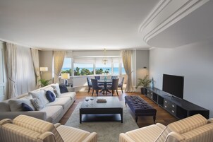 King Suite | Living room | TV, DVD player