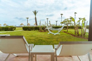 Minibar (inkludert), safe på rommet, skrivebord og lydisolert