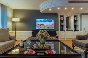 Minibar con artículos gratuitos, caja fuerte, escritorio