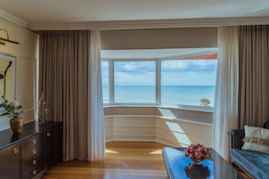 Free minibar, in-room safe, desk, soundproofing