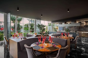 5 restaurantes; se sirven desayunos, comidas y cenas