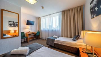 Escritorio, camas extra, wifi gratis y ropa de cama