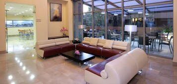 Coin salon dans le hall