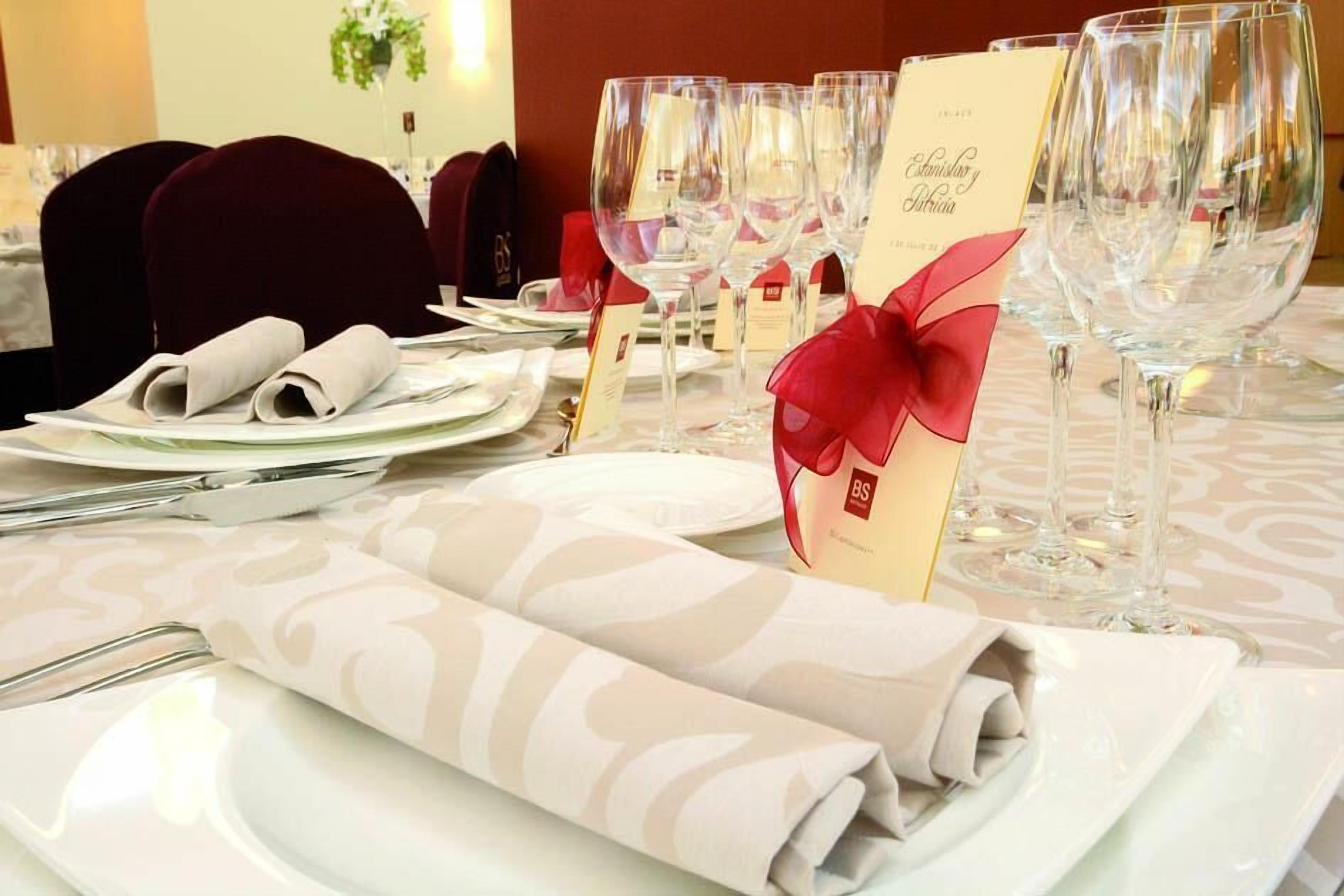 lunch and dinner served, international cuisine