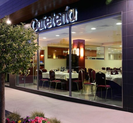 Lunch and dinner served, international cuisine