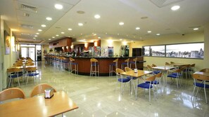 Lunch and dinner served, international cuisine
