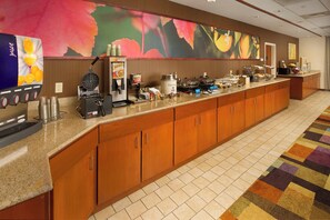Free daily buffet breakfast  - Fairfield Inn & Suites by Marriott Marshall (Marshall)