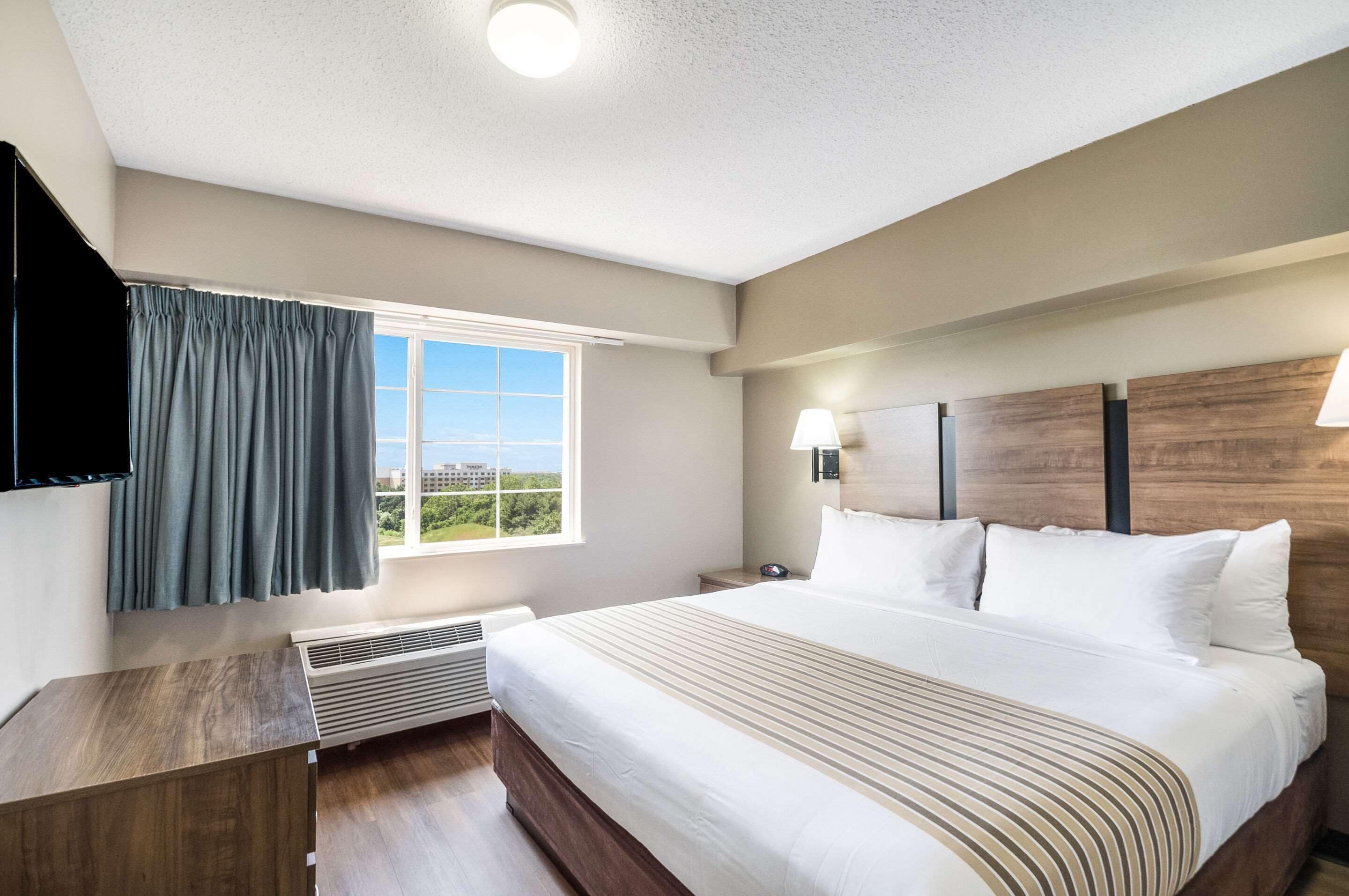 Escritorio, espacio para trabajar con laptop y cortinas blackout 