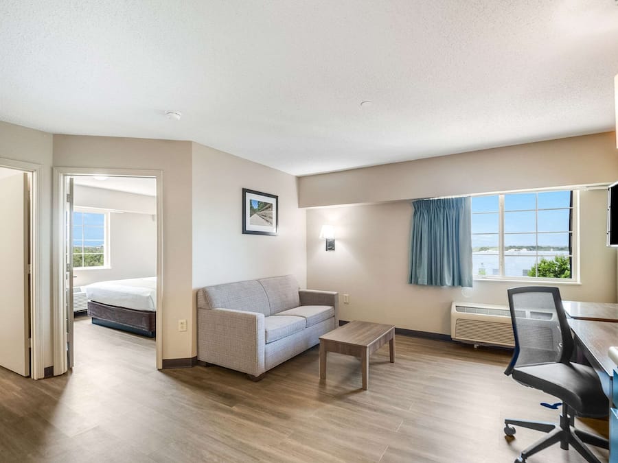 Escritorio, espacio para trabajar con un portátil, cortinas opacas