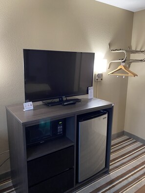 Bureau, fer et planche à repasser, lit de bébé (gratuit)