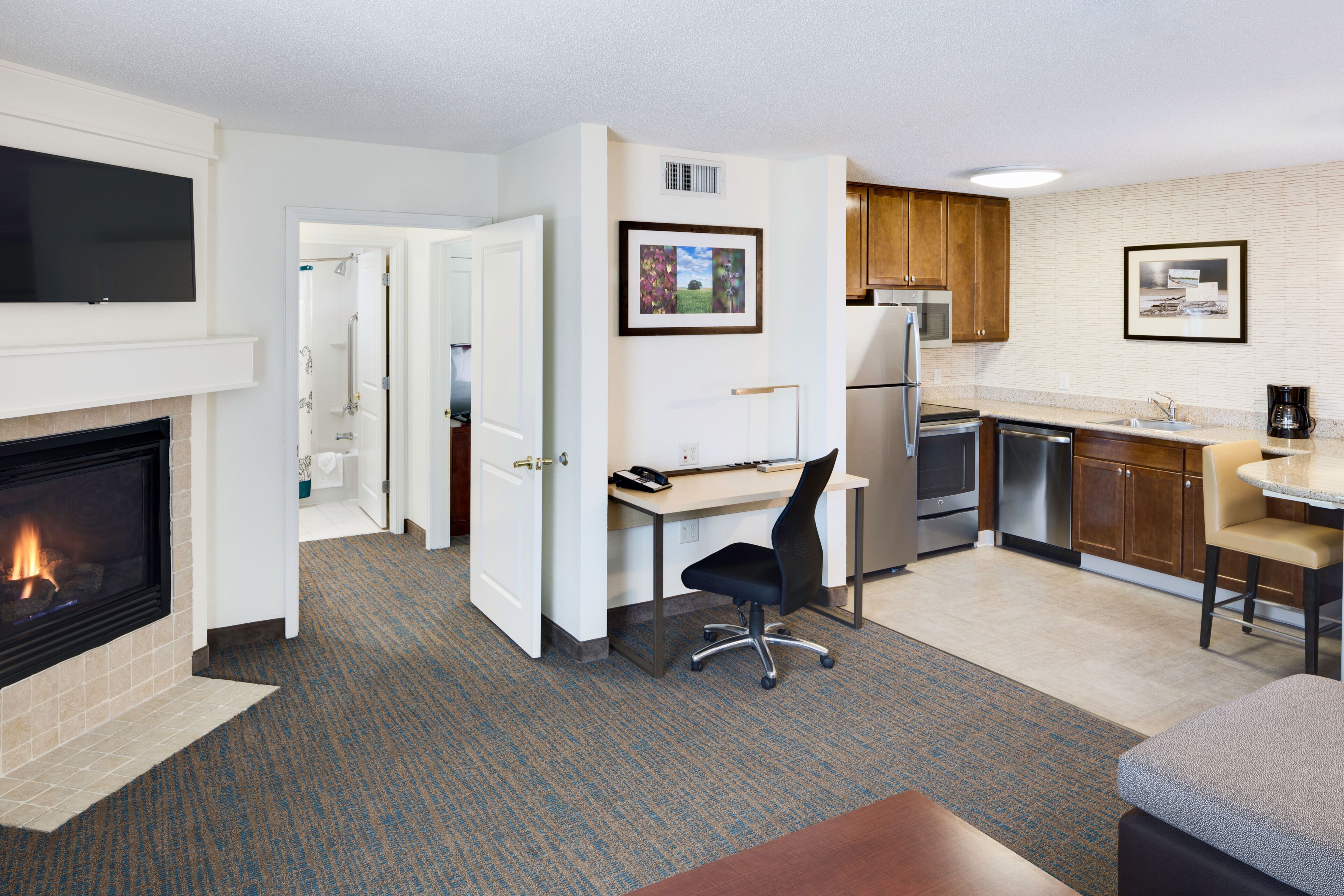 executive suite, 1 bedroom, fireplace | private kitchen | full-sized fridge, microwave, stovetop, dishwasher