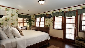 Un dormitorio con una cama grande, un escritorio y una silla.