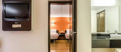 Kombinert dusj/badekar og håndklær