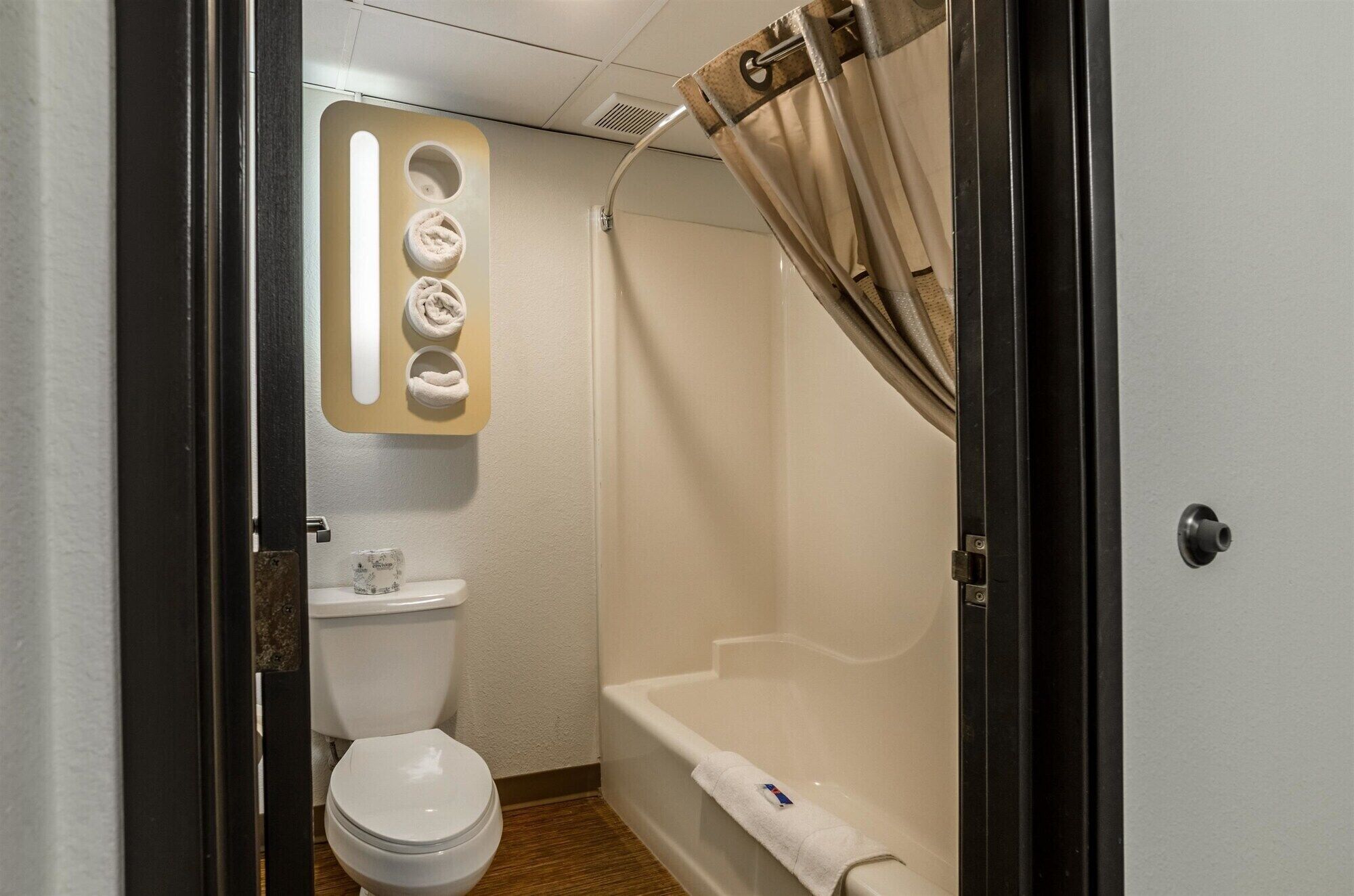 Bañera con ducha, toallas