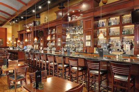 Bar (na propriedade). The Grand Hotel - Salem