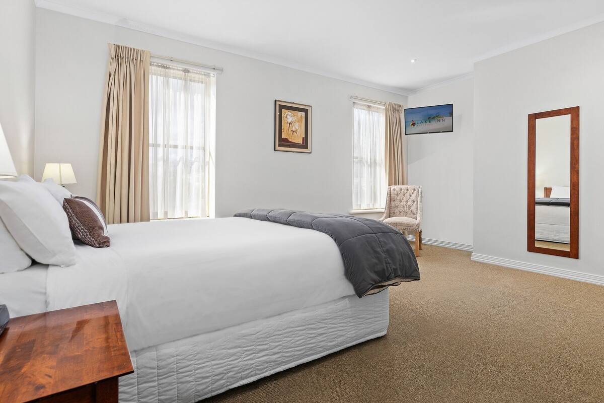 Minibar, desk, iron/ironing board, WiFi (free)