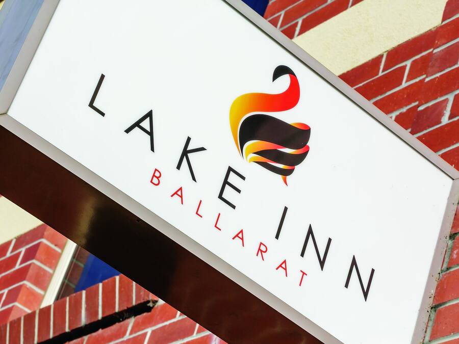 Une enseigne pour le Lake Inn de Ballarat, avec un logo représentant une flamme stylisée.