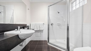 Buồng tắm vòi sen, đồ dùng nhà tắm được thiết kế riêng, máy sấy tóc 