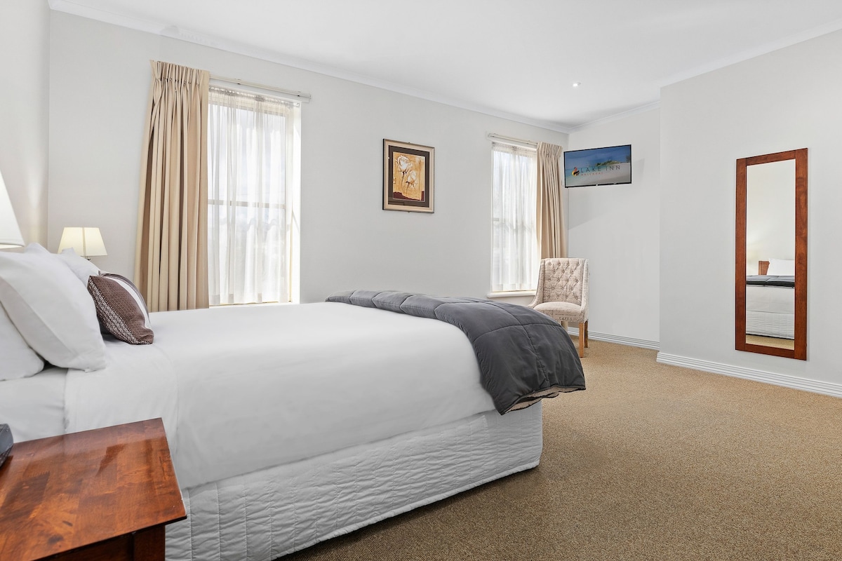 Minibar, desk, iron/ironing board, WiFi (free)