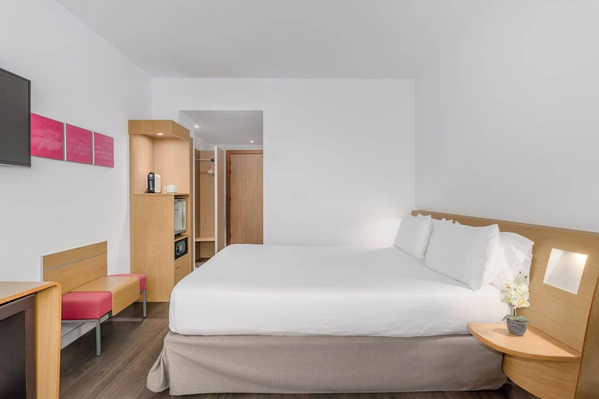 Minibar, in-room safe, desk, iron/ironing board