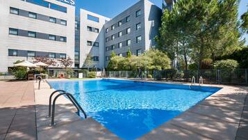 Una piscina al aire libre de temporada (de 11:00 a 19:30), sombrillas