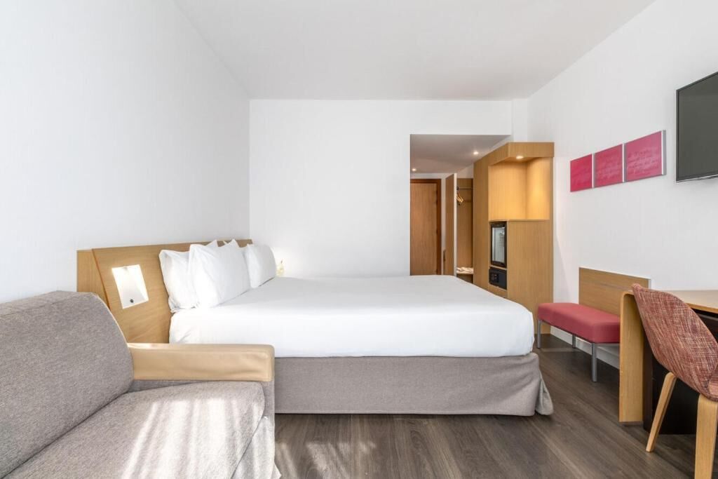 double room (with sofa bed) | minibar, in-room safe, desk, iron/ironing board