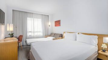 Minibar, coffres-forts dans les chambres, bureau