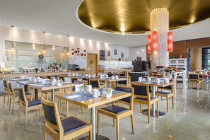 Tägliches Frühstücksbuffet (13 EUR pro Person)