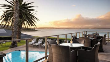 2 bars/lounges, lobby lounge