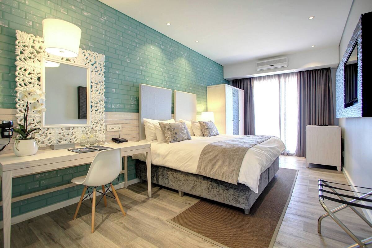 deluxe room, 2 single beds | 1 bedroom, down duvets, in-room safe, individually decorated