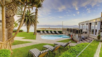 Utendørsbasseng, bassengparasoller og solsenger